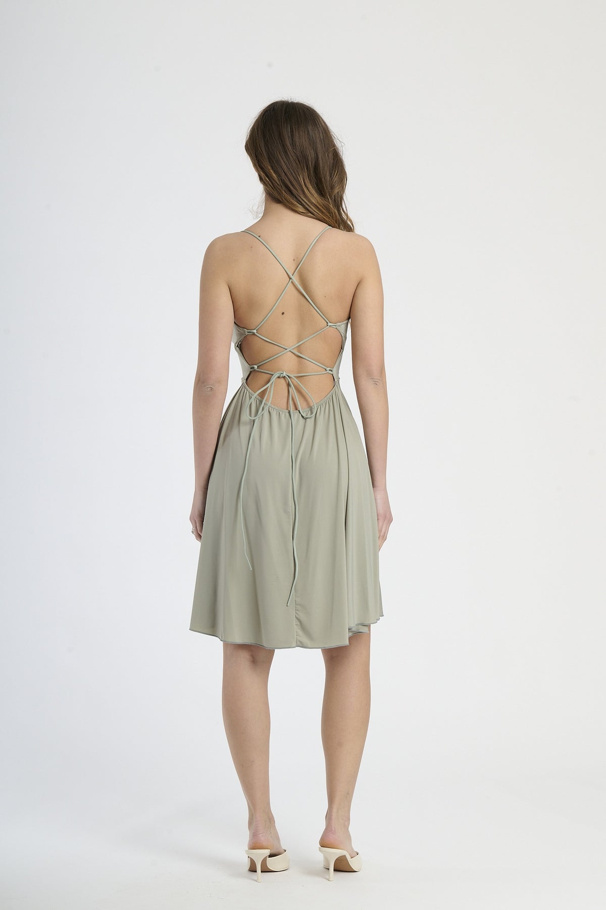 Vestito militare in tessuto opaco, silhouette a campana con bretelle sottili, ideale per un look outdoor e trendy.