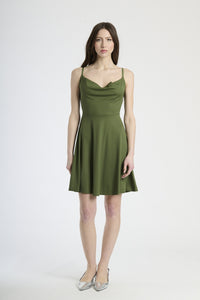 Abito corto con bretelle sottili, taglio a campana in colore militare