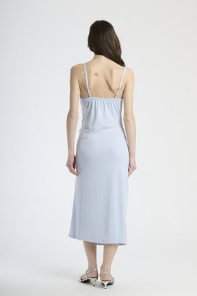 Vestito azzurro in tessuto fluido, design con ruches e spalanca, ideale per serate eleganti.