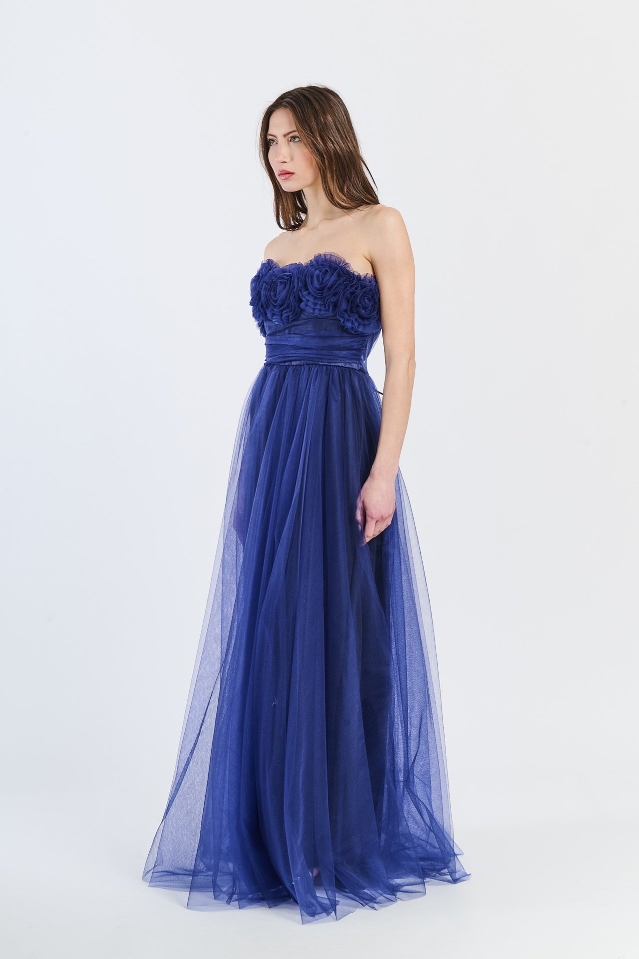 Abito formale navy con tulle sobrio, scollo a barca e silhouette classica, adatto per serate all’aperto e iconiche