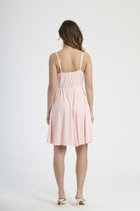 Vestito elegante rosa, silhouette slim con scollatura a V e fianchi svasati