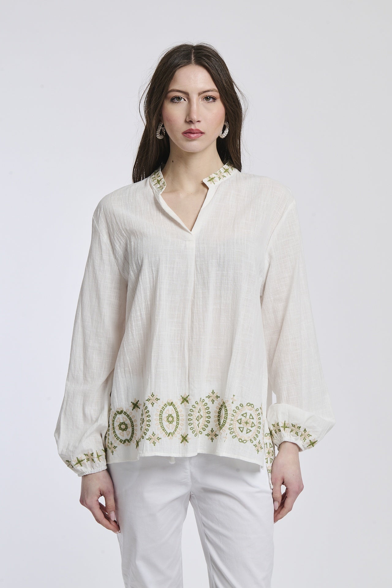 Ragazza indossa una giacca marrone di lana con maniche lunghe e collo a camicia, taglio regolare e bottoni in legno, abbinata a una gonna nera, creando un look elegante e caldo per l'autunno.