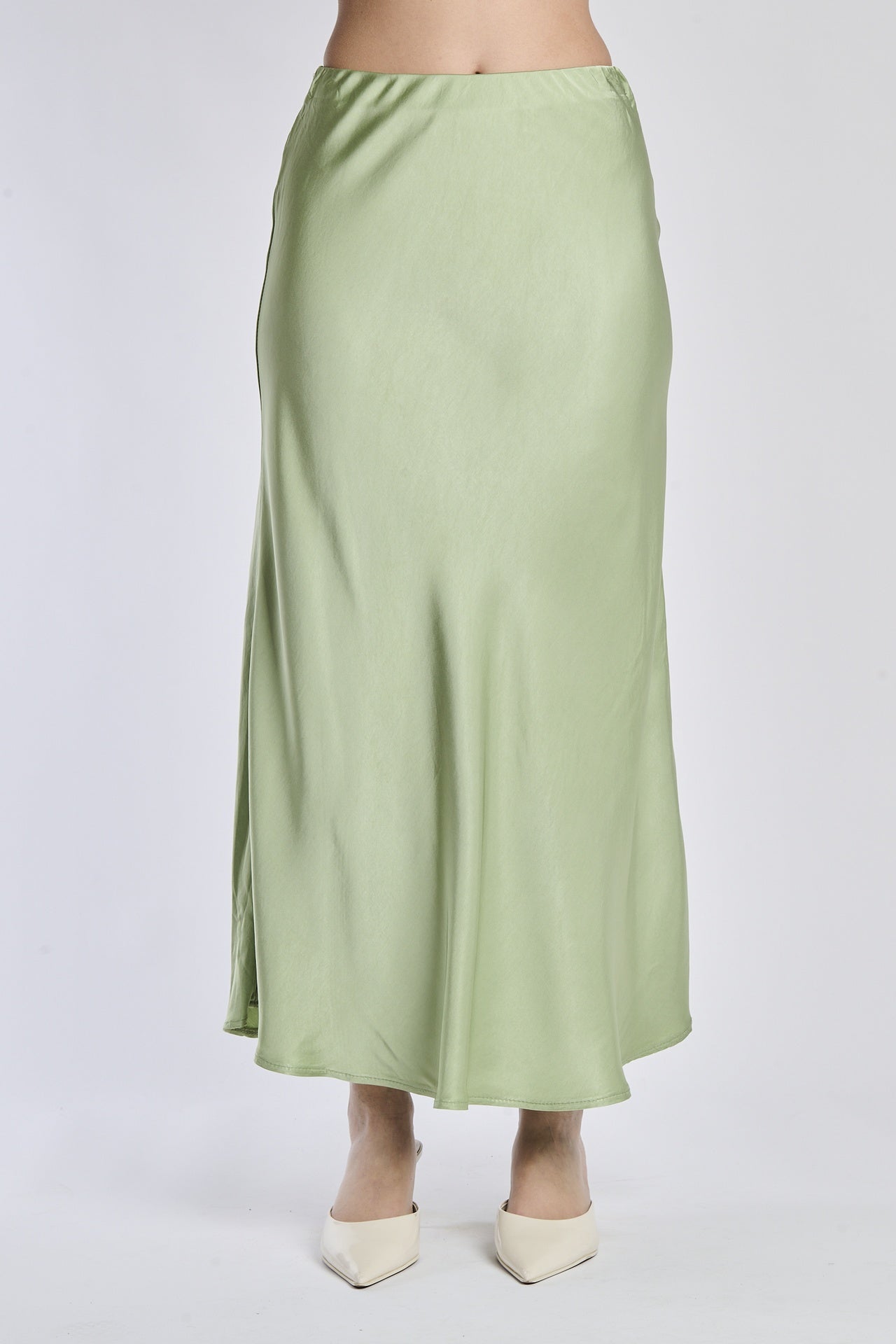 Gonna lunga verde in raso, abbinata a ballerine argentate