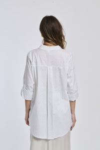 Camicia bianca oversize, colletto alto, maniche arrotolate, stile pulito e versatilità.