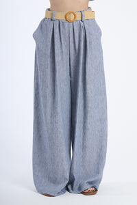 Pantaloni larghi jeans con cintura intrecciata, casual-chic e comfort.