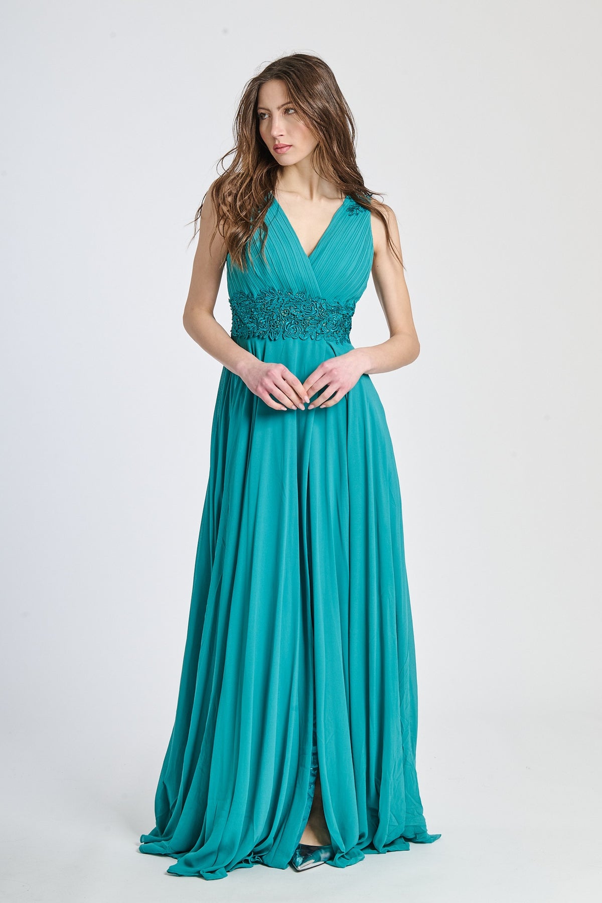 Abito lungo verde acqua in tulle fluido, scollo a V profondo e fascia decorativa in vita