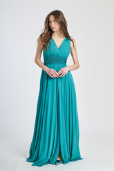 Abito lungo verde acqua in tulle fluido, scollo a V profondo e fascia decorativa in vita