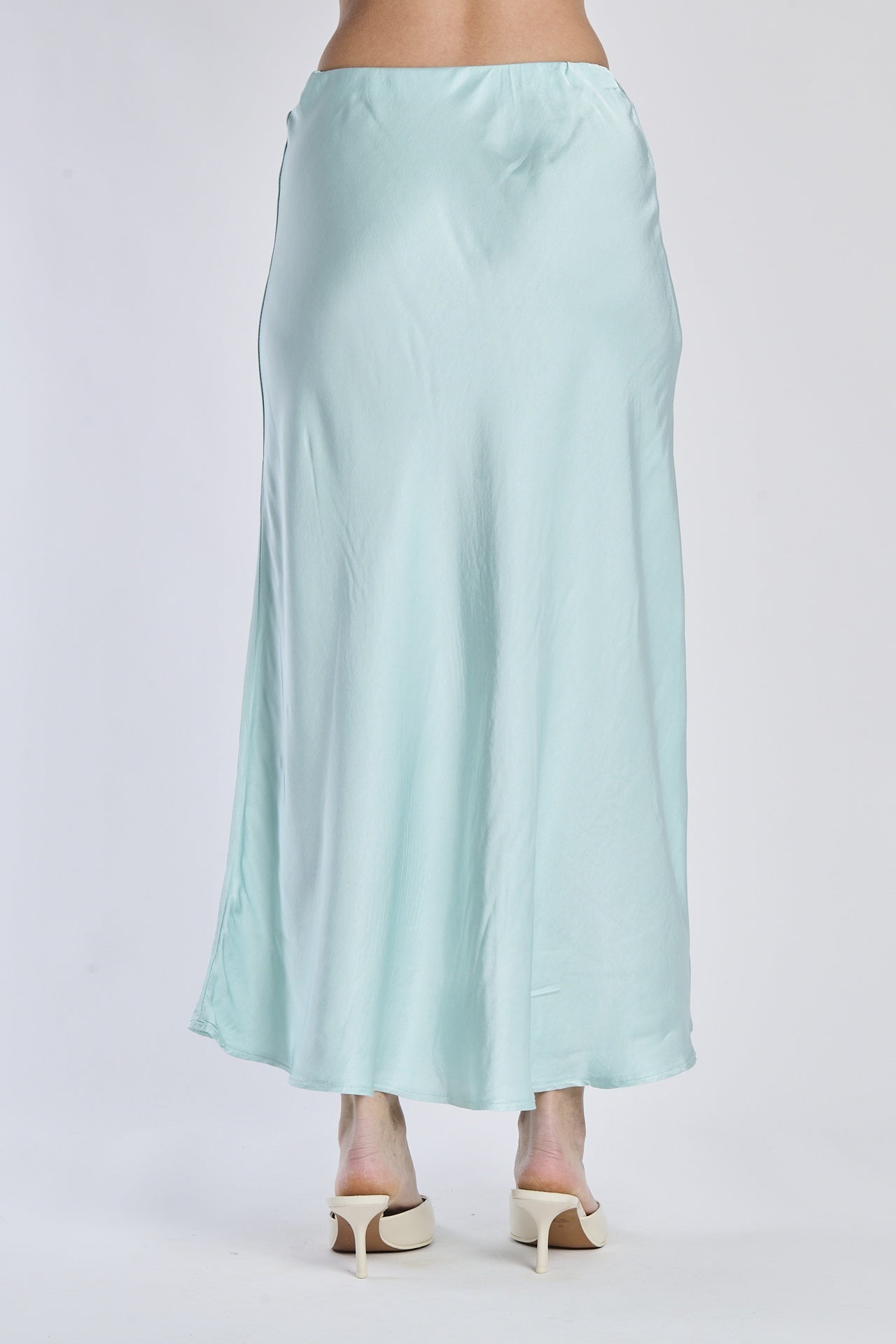 Gonna Tiffany fluida di raso, modello dritto e delicato