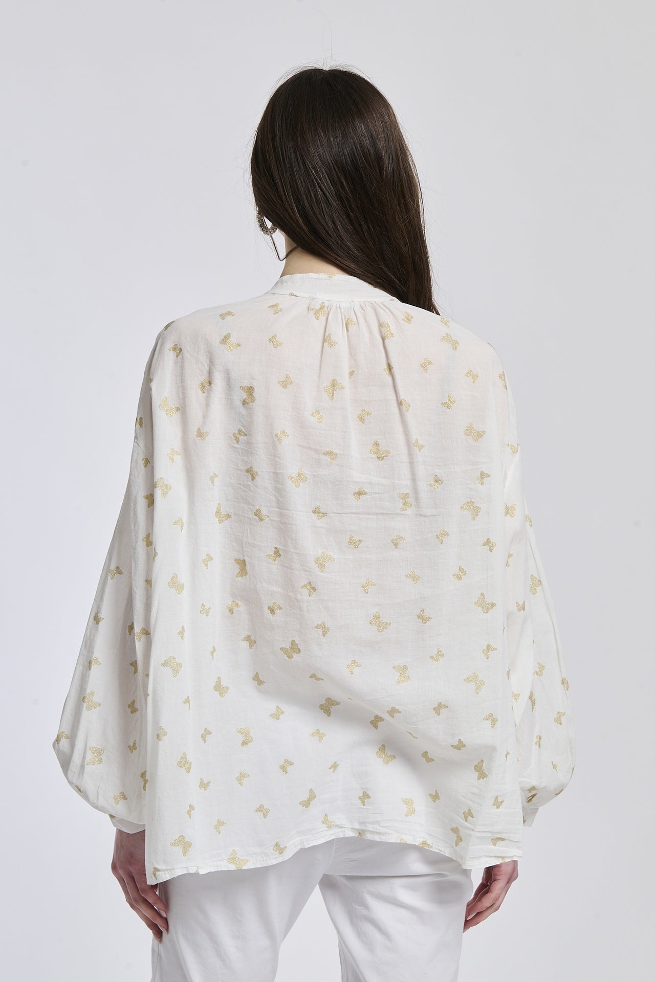 Camicia bianca con motivi freschi, taglio oversize, maniche ampie, perfetta per un look estivo e luminoso.