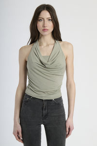 Outfit con canotta militare, ideale per un look dal sapore safari.