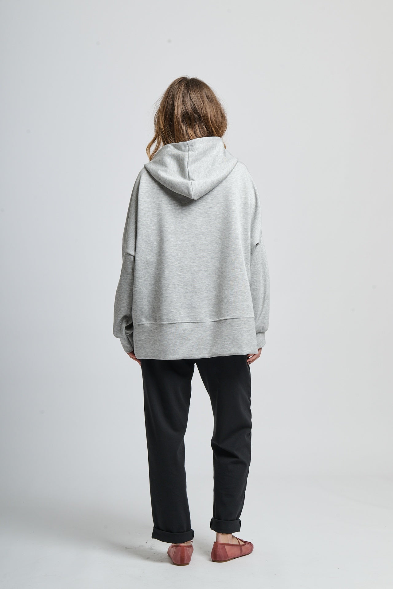 Felpa grigia a maniche ampie, stile sobrio e moderno