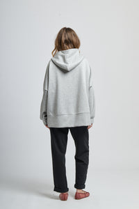 Felpa grigia a maniche ampie, stile sobrio e moderno