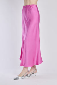 Gonna fuxia in raso lucido, vista frontale con scarpe alti tacchi