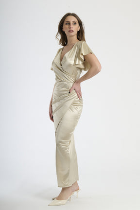 Abito beige in raso con falda sfilata, abbigliamento raffinato e intemporaneo.