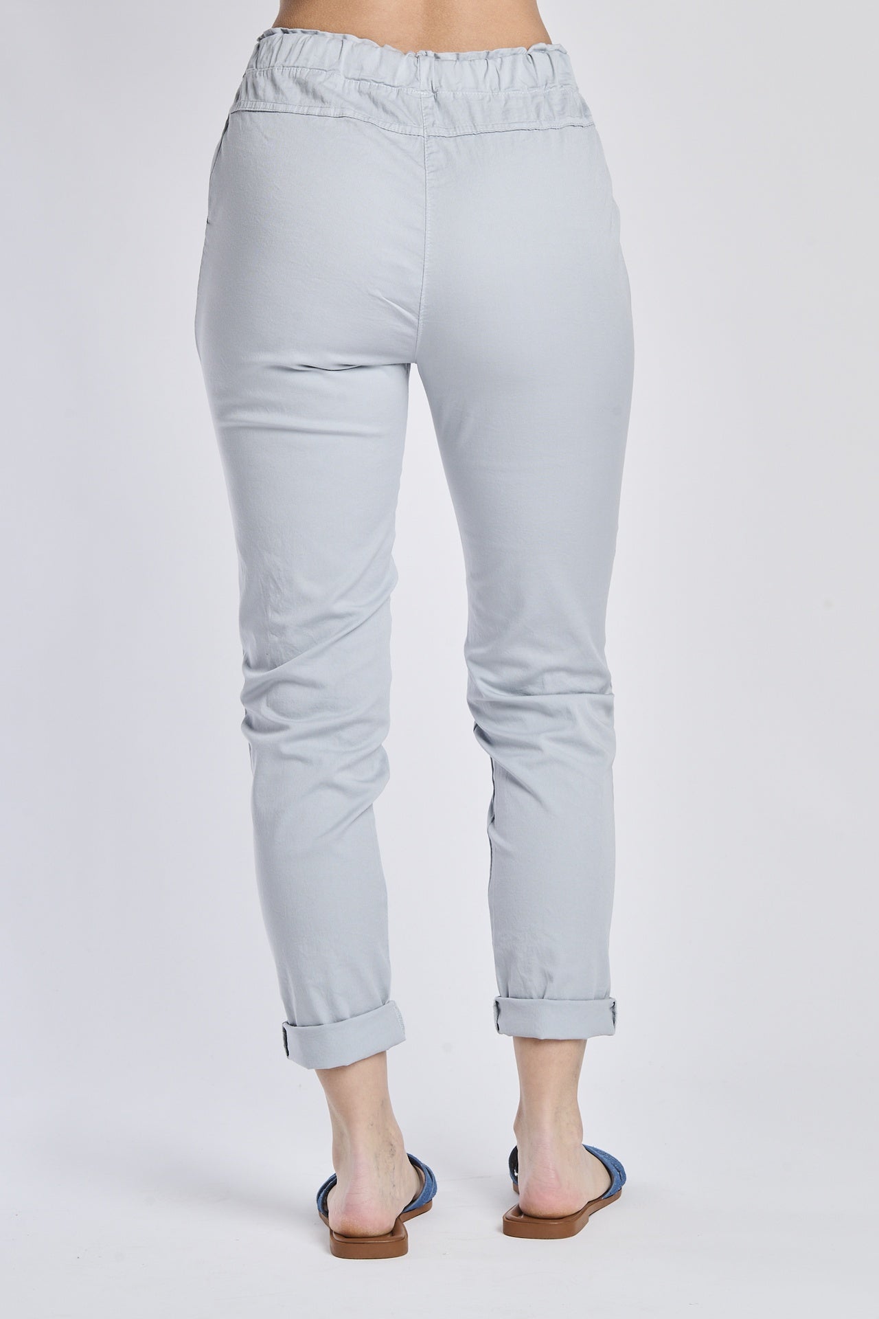 Donna con pantaloni grigi a vita elastica, gamba dritta, perfetti per il tempo libero