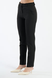 Pantaloni neri slim fit, eleganti e senza tempo.