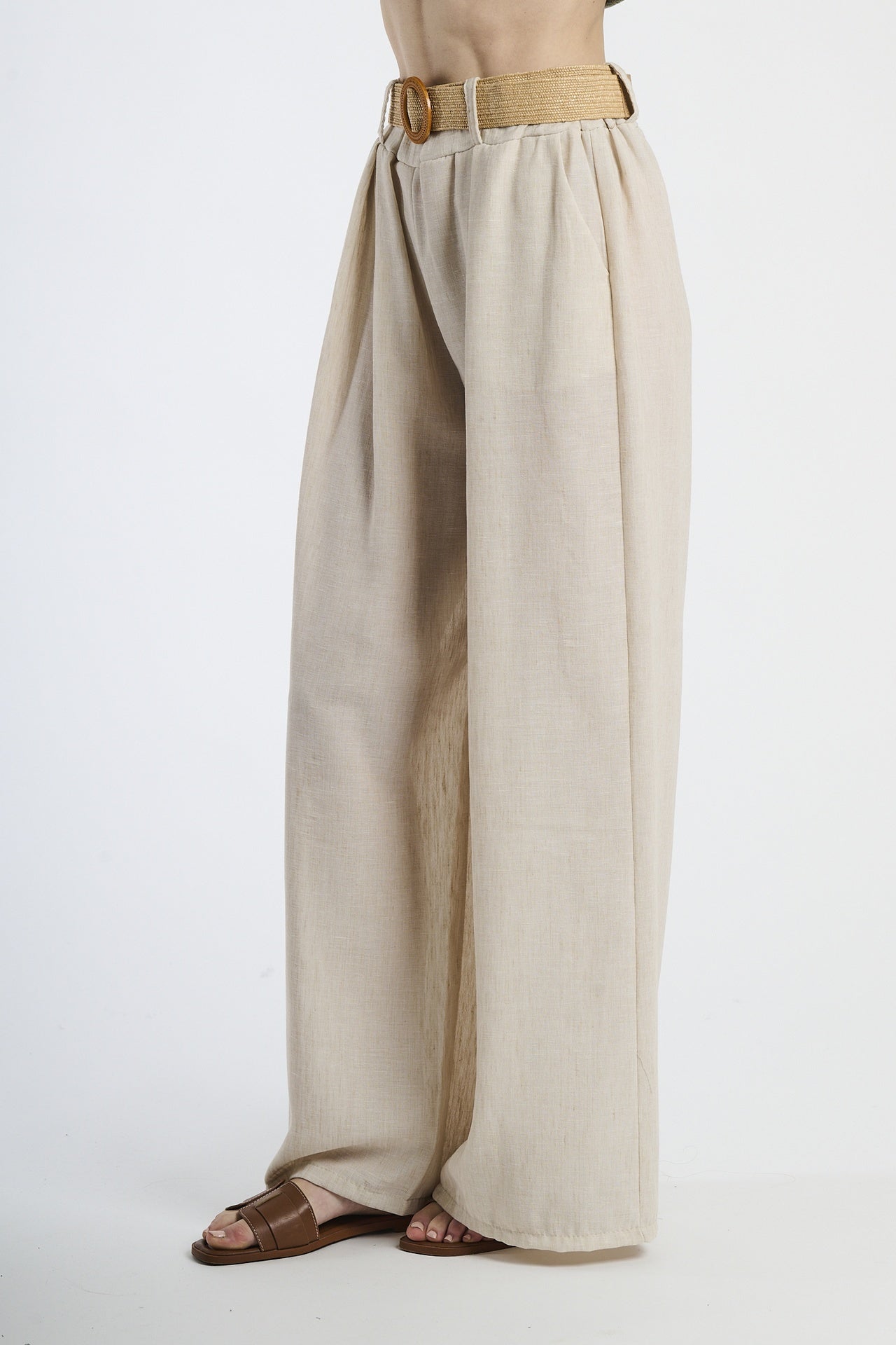 Pantaloni beige con coulisse alta, abbigliamento estivo e comodo.