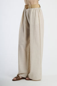 Pantaloni beige con coulisse alta, abbigliamento estivo e comodo.