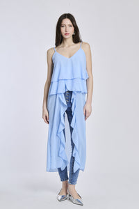 Top in azuro chiaro, con un taglio adatto che sottolinea la figura femminile in modo naturale.