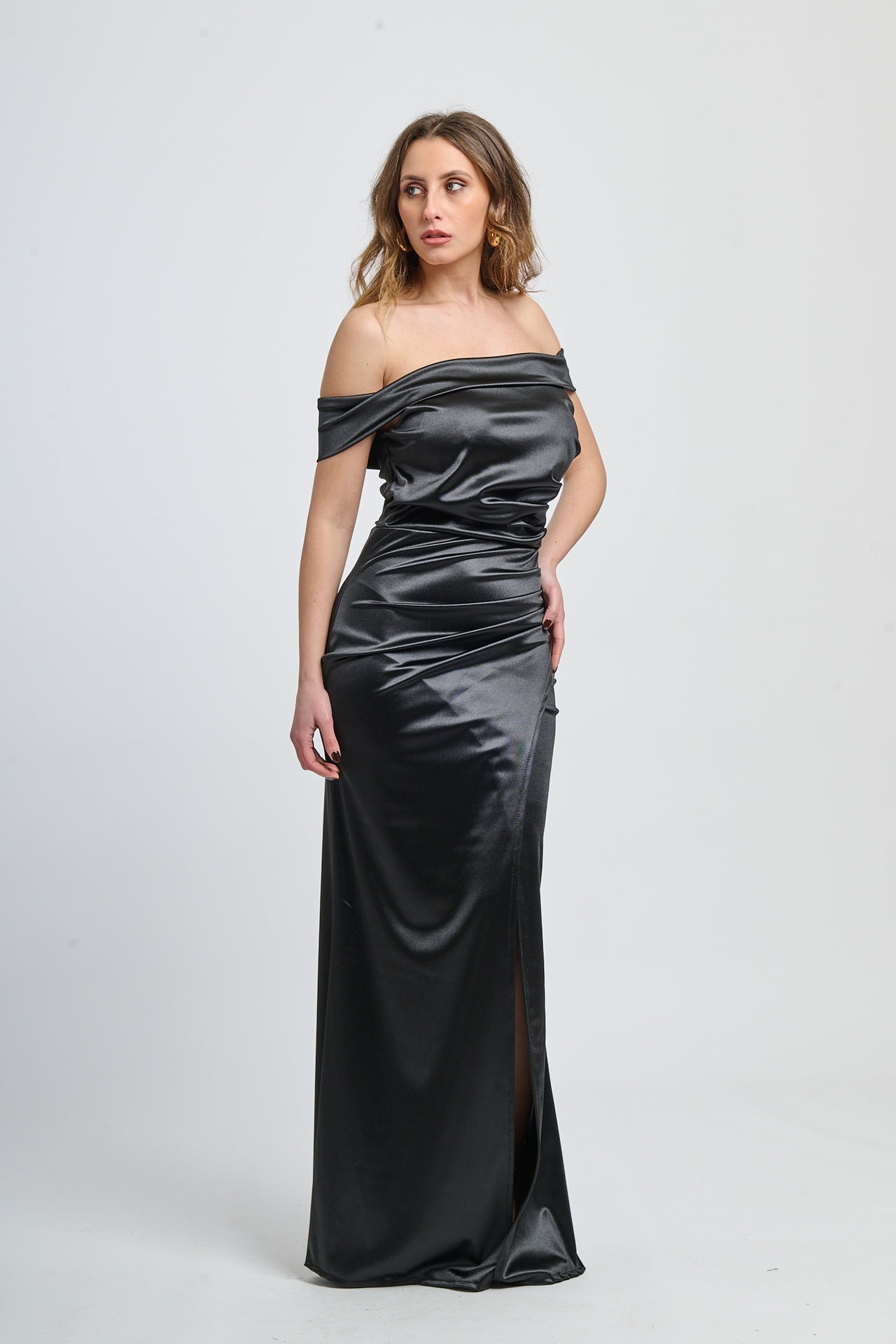 Abito da cerimonia nero in raso, perfetto per serate notturne e formali