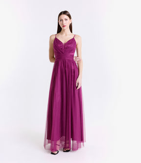 Abito lungo ciliegio in tulle tenero, spalline sottili e scollo a V