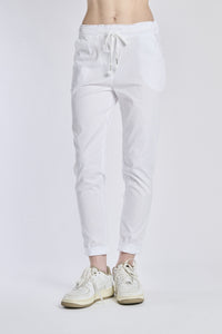 Donna con pantaloni bianchi a vita elastica, gamba dritta, perfetti per il tempo libero