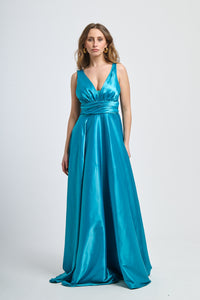 Abito elegante verde acqua con raso satinato, scollo a V e falda fluida, perfetto per serate formali