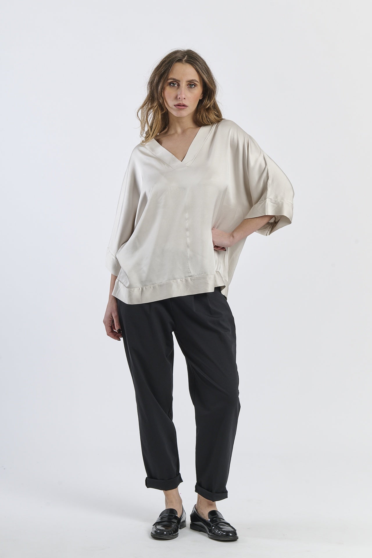 Tunica beige morbida dalcollo avvolgente