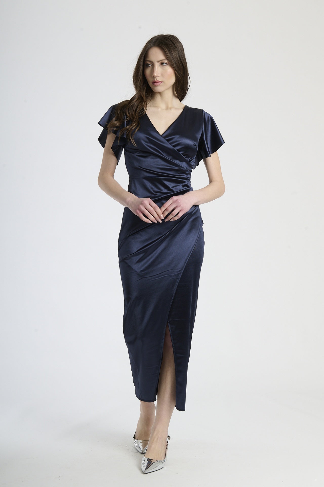 Donna con abito navy in velluto, eleganza classica e impatto visivo intenso.