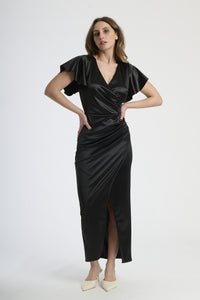 Donna con abito nero in velluto, eleganza senza tempo e sensualità opulenta.