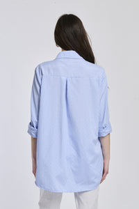 Camicia a righe blu , colletto classico, maniche 3/4 arrotolate, stile casual e confortevole.