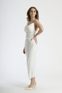 Abito elegante bianco, ideale per cerimonie e look limpidi.