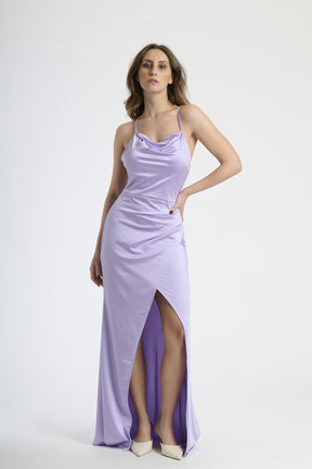 Moda femminile: abito lilla in tessuto delicato, design con spalline sottili e colletto avvolgente.