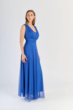Vestito bluette classico, colletto a V e gonna ampia, stile raffinato.