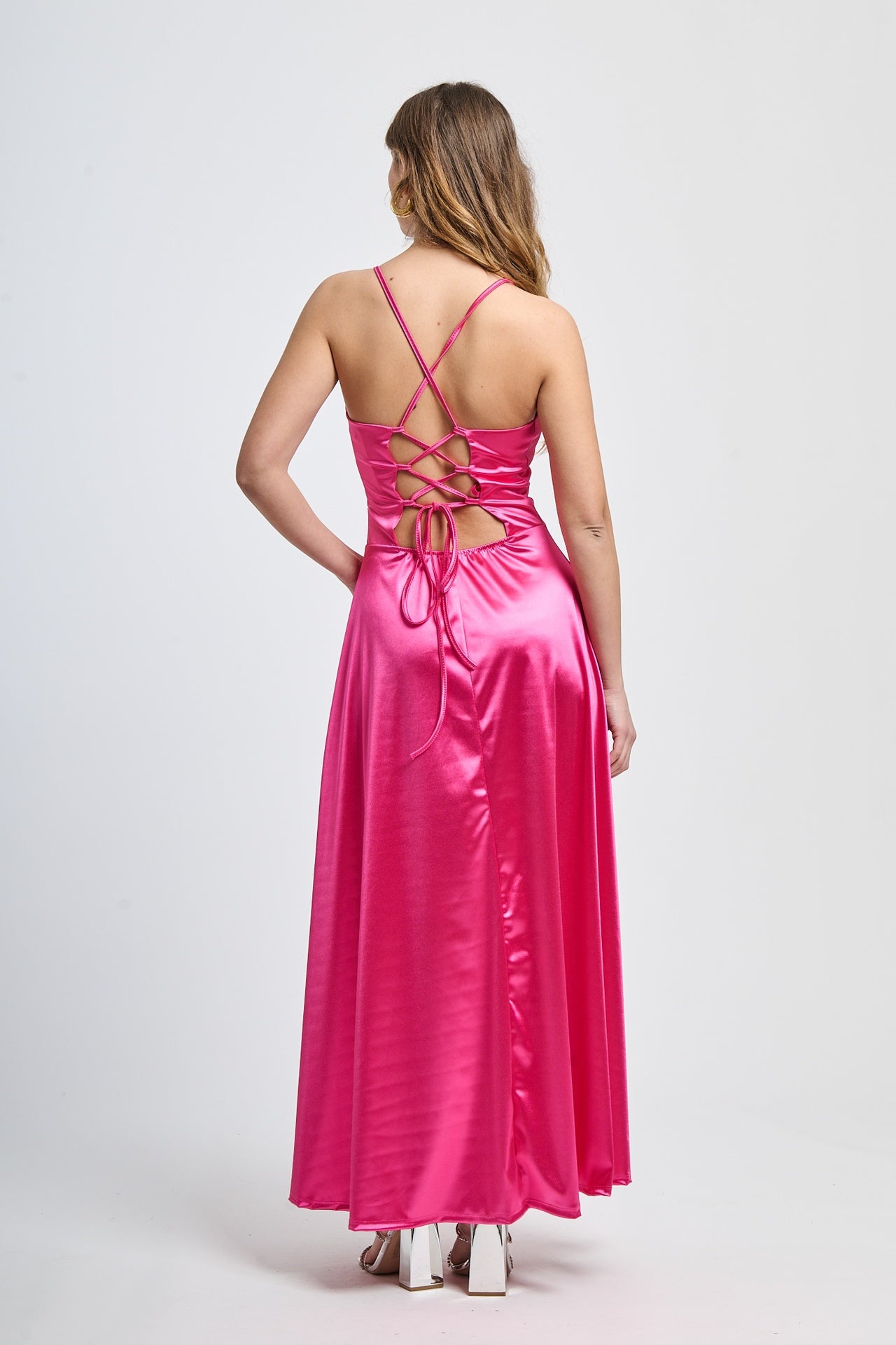 Abito elegante fuxia con raso satinato, spalline sottili e silhouette dritta, perfetto per eventi speciali e notturne