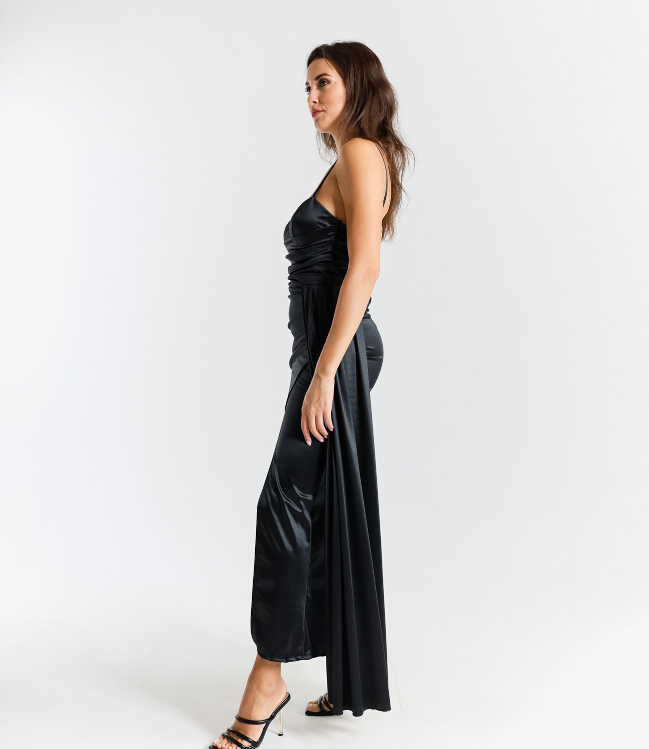 Abito elegante nero con raso satinato, spalline sottili e slittino glamour