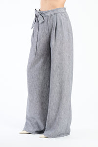 Pantaloni neri in tessuto opaco con cordoncino, versatili e chic.