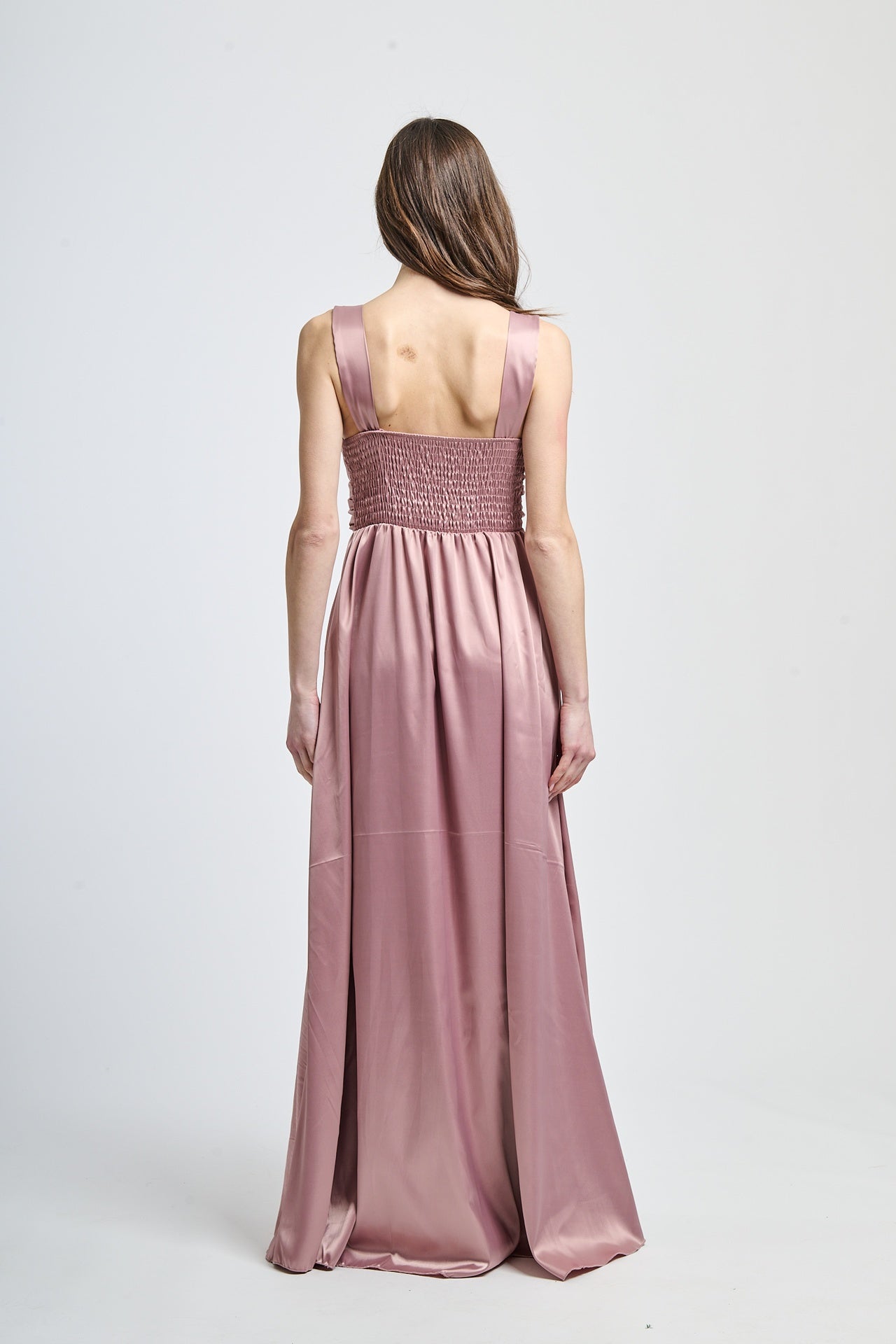 Abito formale rosa antico con taglio romantico, adatto per occasioni eleganti