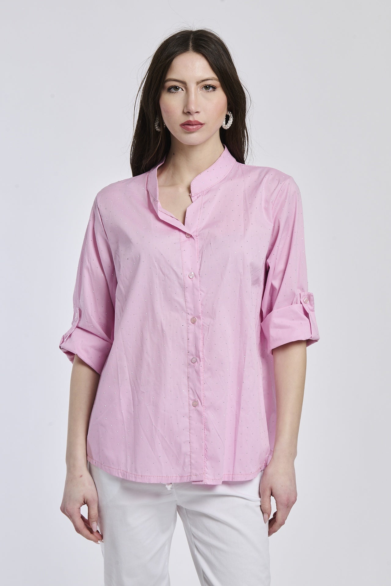 Camicia oversize rosa, colletto alto, bottoni frontali e maniche arrotolate, perfetta per un outfit primaverile.