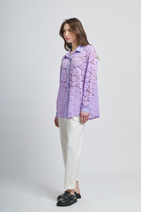 Camicia lilla a fantasia, collo classico e maniche lunghe, abbinata a scarpe mocassini.