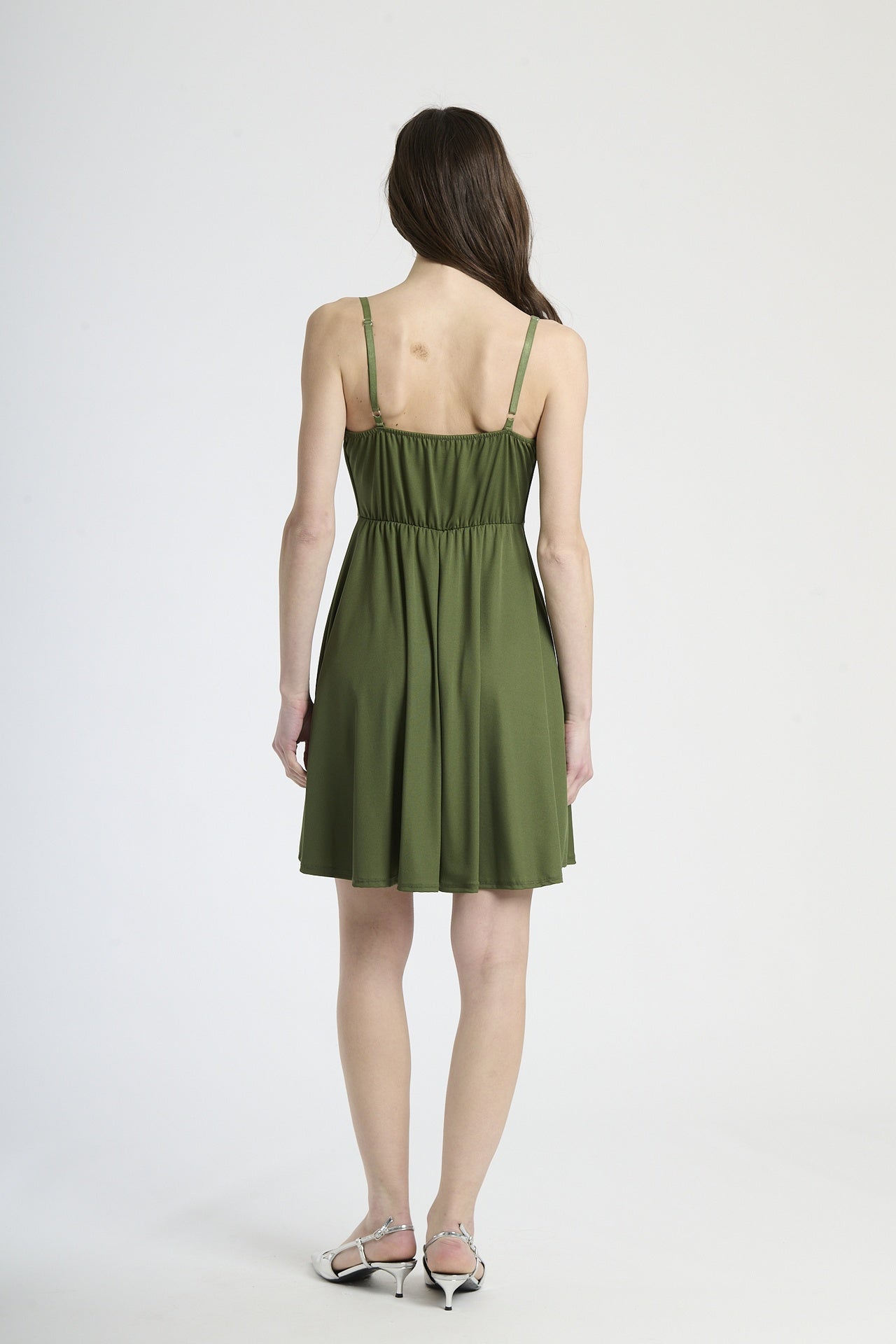 Abito estivo militare, tessuto fluido con drappeggi leggeri e lunghezza midi