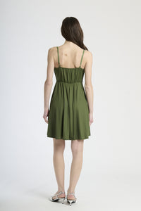 Abito estivo militare, tessuto fluido con drappeggi leggeri e lunghezza midi