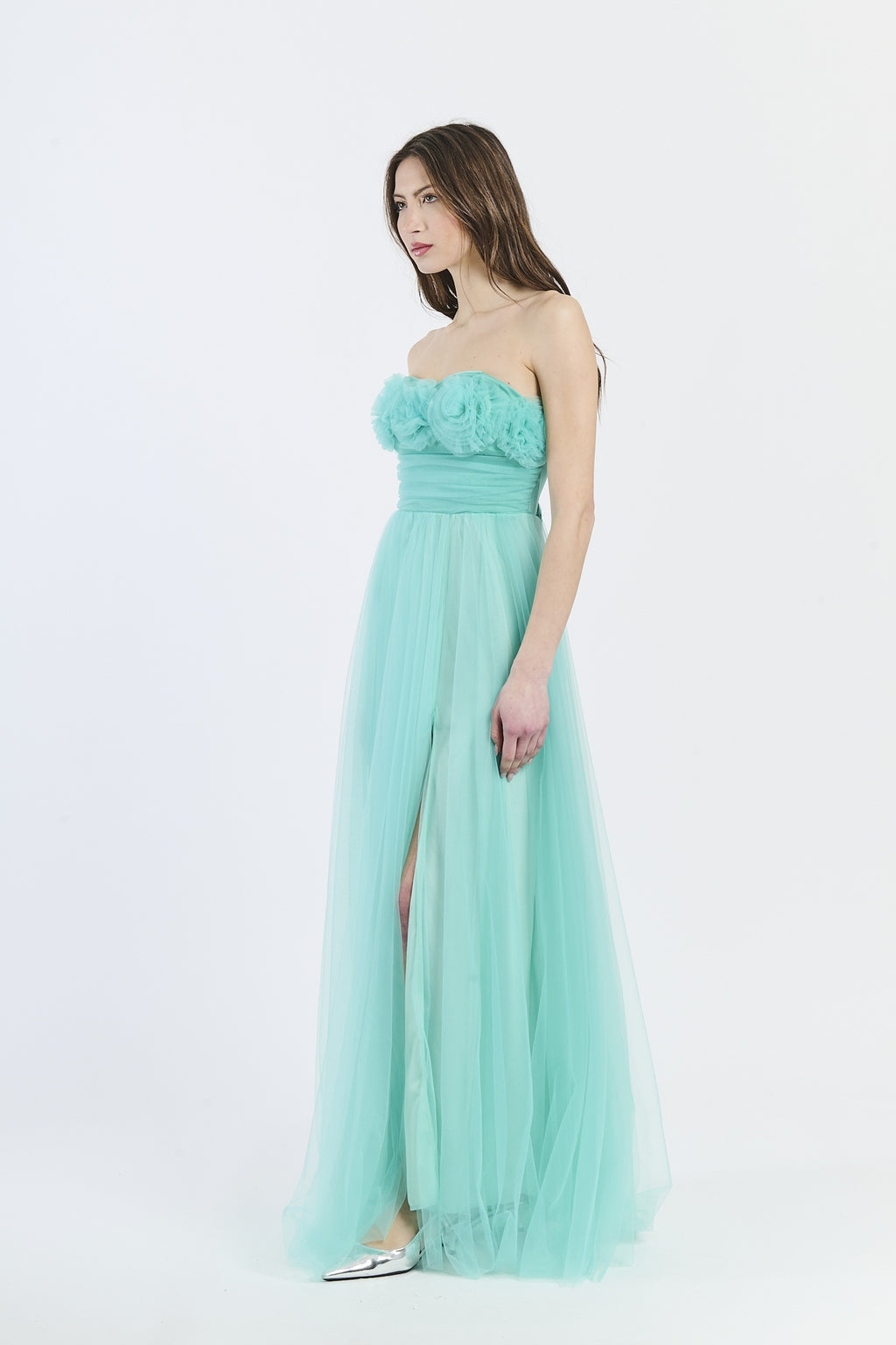 Abito da cerimonia Tiffany in tulle delicato, scollo a barca e gonna fluida, ideale per occasioni eleganti e naturali