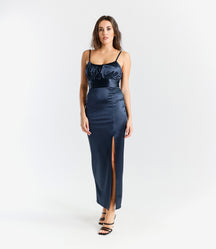 Abito navy in raso classico, spalline sottili e falda con fessura