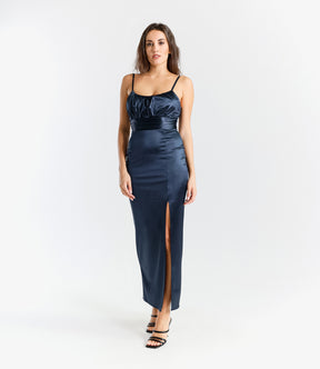 Abito navy in raso classico, spalline sottili e falda con fessura