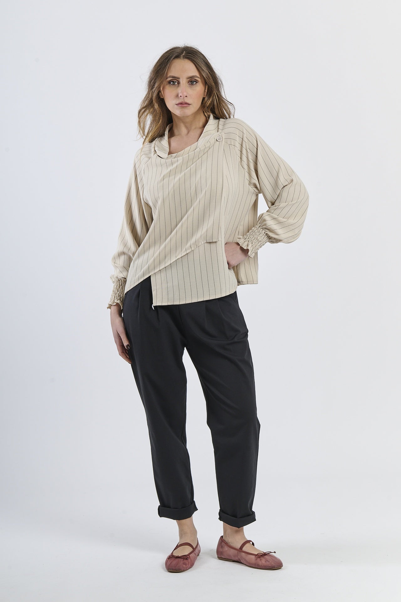 Maglia beige comoda conspalline ampie e taglio rilassato