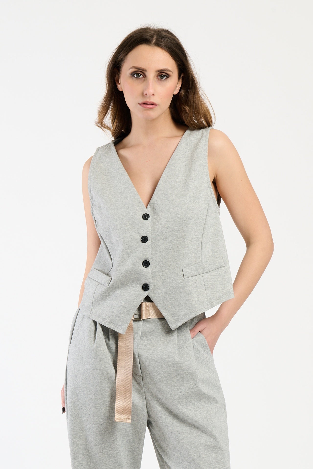 Outfit grigio: gilet corto e pantaloni ampi, perfetto per un look elegante e discreto.