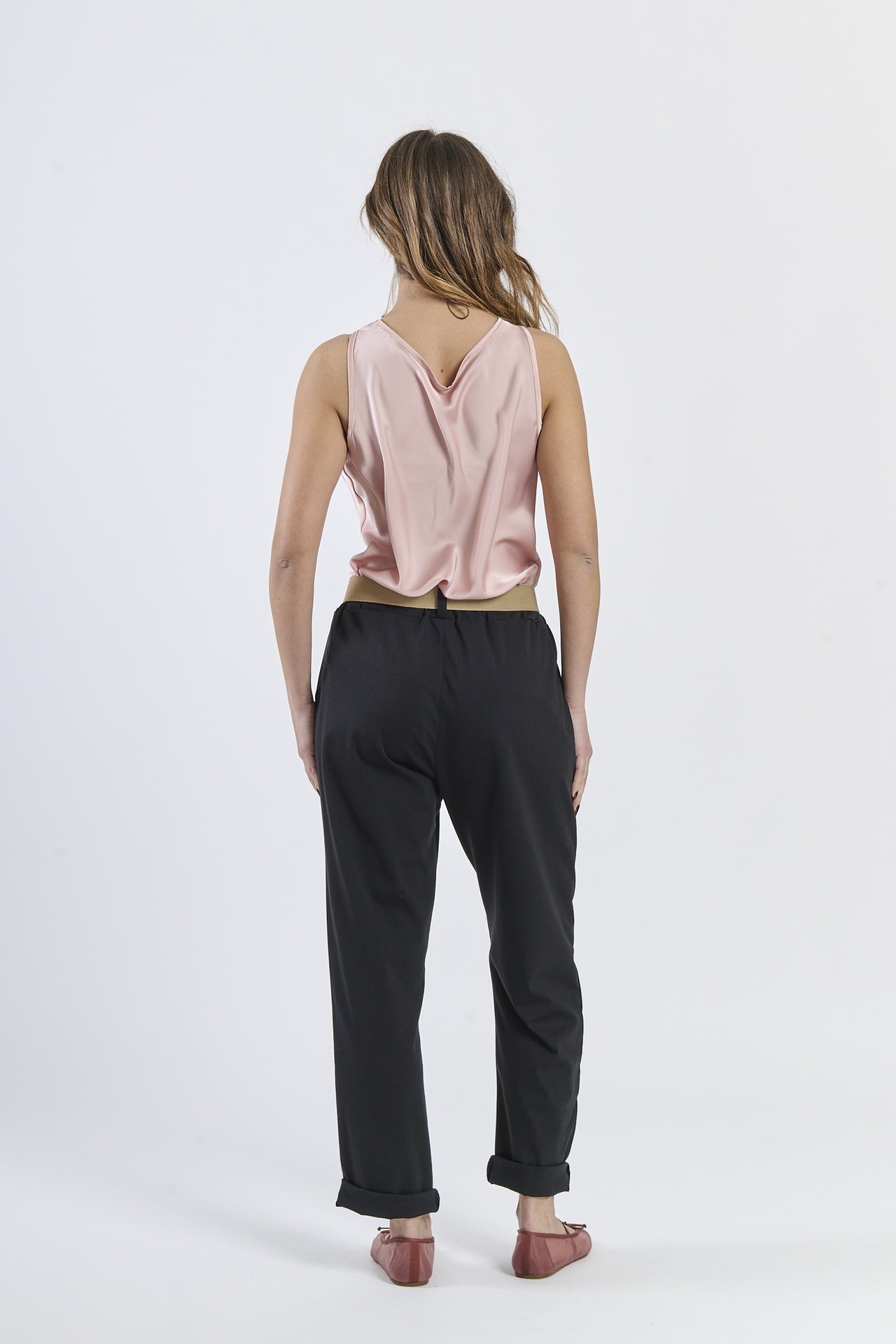 Combinazione top rosa lucido e pantaloni neri slim, stile elegante-notturno