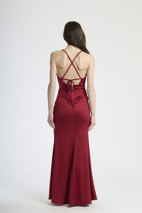 Vestito audace bordo, taglio maxi con dettagli drappati, perfetto per eventi formali.