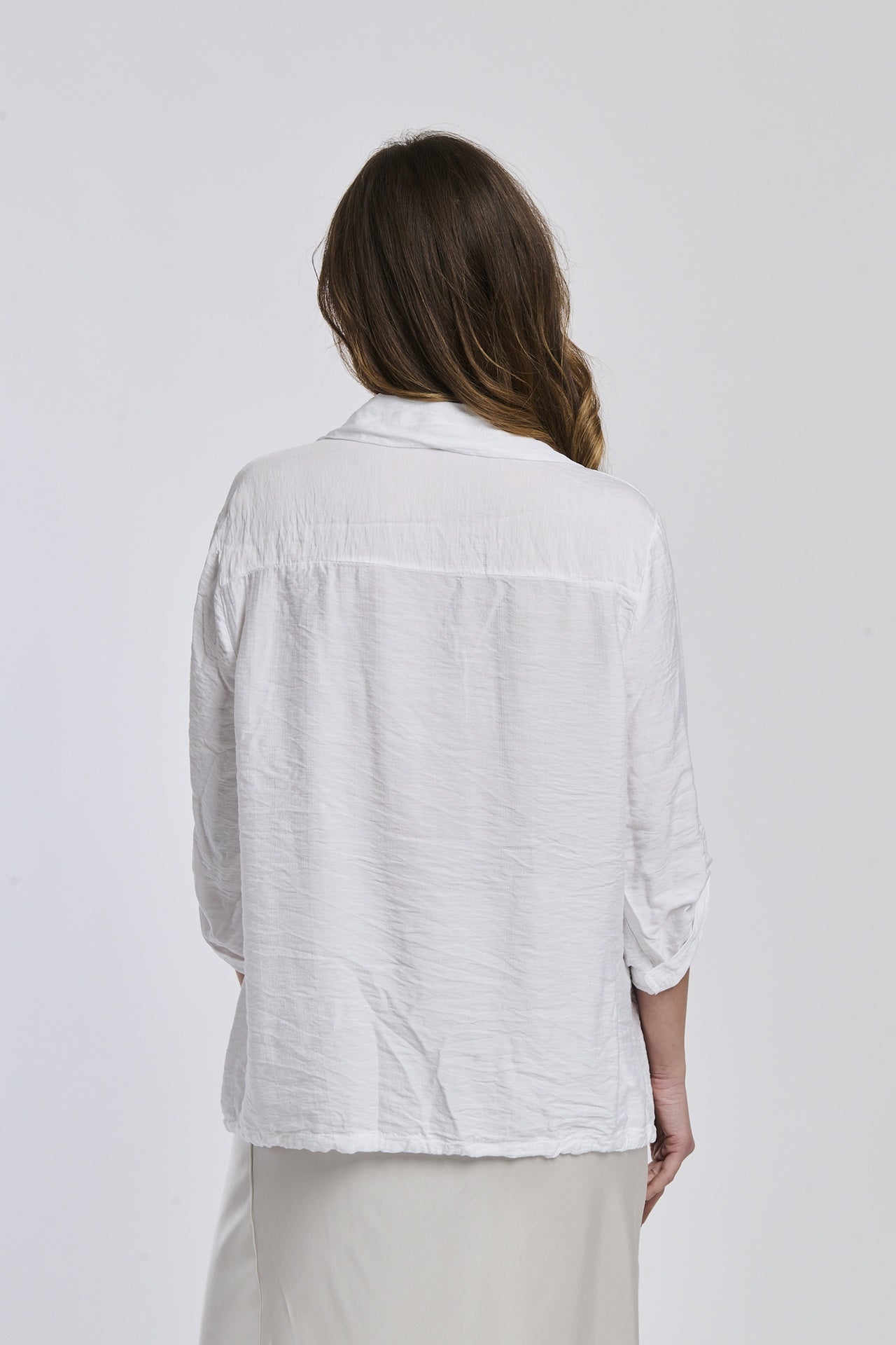Camicia bianca da donna con uno stile semplice e pulito, facile da abbinare.